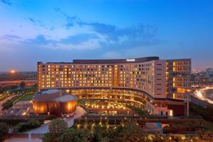 古尔冈The Westin Gurgaon, New Delhi的前面有灯的大建筑