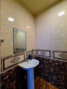 巴统Old House Korolistavi的一间带水槽和镜子的浴室