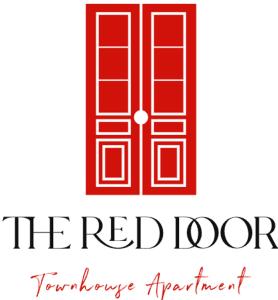 阿达拉The Red Door Townhouse Apartment的红色的室内标志红色的门