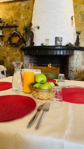 莱什Rambuje Resort的一张桌子,上面放着一篮苹果和橙汁