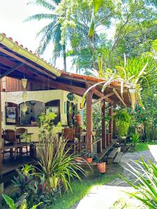 伊尔哈德博伊巴Pousada Horizonte Azul的一座带木凉亭和一些植物的房子
