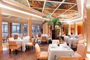 深圳深圳大中华喜来登酒店的餐厅设有白色的桌椅和天花板。