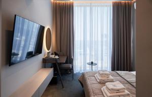 乌日霍罗德WHITE HILLS HOTEL spa&sport的酒店客房设有一张床和一个大窗户