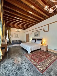 威尼斯佛斯卡里宫殿酒店的一间大卧室,配有一张床和一张沙发