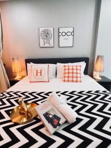 吉隆坡Mont kiara 5-Star Deluxe Suite 2-4pax的一间卧室配有一张黑白图案的床