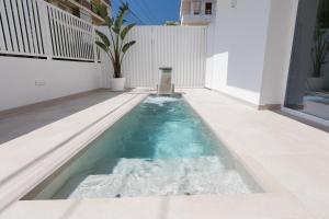 伊维萨镇Bossa Bay Suites with Private Pool - MC Apartments Ibiza的一座房子的地板上的游泳池