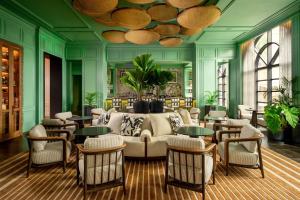 乔治敦大开曼岛丽思卡尔顿酒店的大堂配有沙发、椅子和桌子