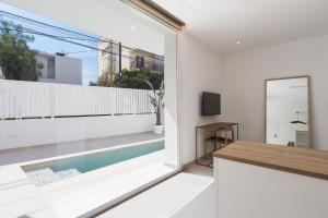 伊维萨镇Bossa Bay Suites with Private Pool - MC Apartments Ibiza的享有游泳池景致的客厅