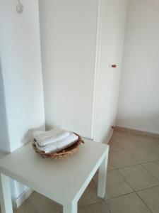 帕拉西亚斯Akrogiali Apartments的一张白色桌子,上面有两条毛巾