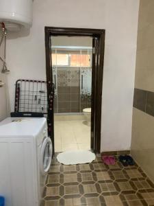 阿杰隆Ajloun 2 bedrooms apartment的浴室设有一扇门,可通往带卫生间的浴室。