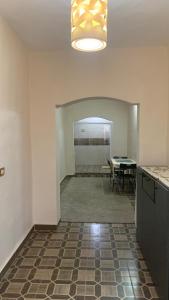 阿杰隆Ajloun 2 bedrooms apartment的一间空房间,配有桌子和饭厅