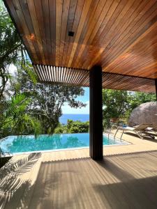 涛岛Tanote Villa SHA Extra Plus的从房子里可欣赏到游泳池的景色