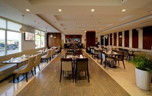 拉斯阿尔卡麦Action Hotel Ras Al Khaimah的餐厅内带桌椅的用餐室