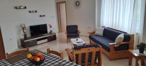 卡瓦拉Gavrihl home的带沙发、电视和桌子的客厅