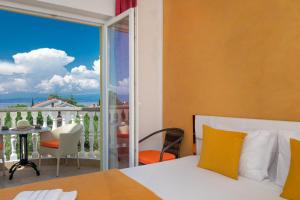 马林斯卡Vila Panorama的一间卧室设有一张床和一个美景阳台