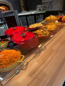 布加勒斯特甘佐精品酒店 的包含多种不同食物的自助餐
