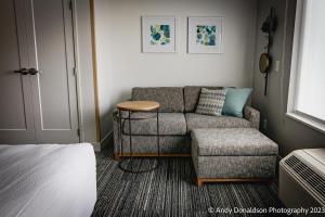 新费城TownePlace Suites by Marriott New Philadelphia的客厅配有沙发和椅子