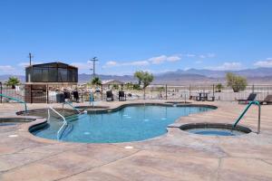 TecopaCalifornia Hot Springs 1 Bedroom的沙漠中的一个游泳池