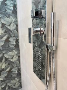 阿杰罗拉Good Vibes Luxury Rooms的浴室内带镜子的淋浴