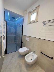 阿杰罗拉Good Vibes Luxury Rooms的浴室配有卫生间、盥洗盆和淋浴。