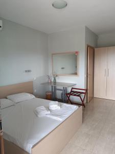 阿莫利亚尼岛Athos Bay Villa的一间卧室配有一张大床和毛巾