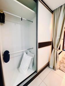 吉隆坡Mont kiara 5-Star Deluxe Suite 2-4pax的玻璃衣柜,里面装有枕头