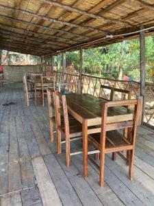 Nkhata BaySoul Rebel Lodge & Backpackers的天井上的木桌和椅子