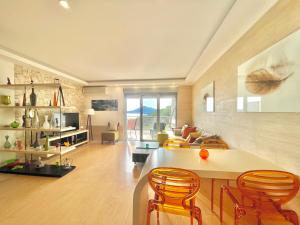 斯韦蒂·斯特凡Sea view Apartments Panorama Przno的厨房以及带桌椅的起居室。