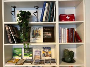 贝加莫Sonila's Home的书架上装满了书和植物