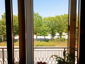 泰塞拉Locazione Turistica的从阳台的窗户可欣赏到风景。