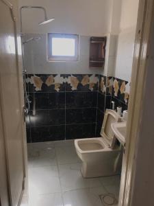 Aş ŞāfīSafi Kitchen Hostel的一间带卫生间、水槽和窗户的浴室