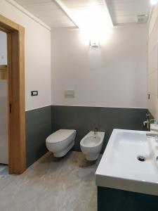 圣维托诺曼Nopal casa vacanze的一间带卫生间和水槽的浴室