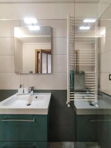 圣维托诺曼Nopal casa vacanze的浴室设有白色水槽和镜子