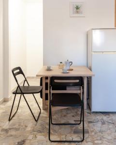 圣维托诺曼Nopal casa vacanze的厨房配有桌椅和冰箱