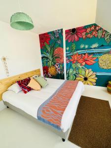 圣伯努瓦德斯昂德Coco bay的一间卧室配有一张带彩色墙壁的床