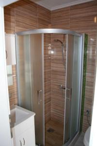 奥赫里德Villa Scandik Ohrid的浴室里设有玻璃门淋浴