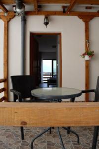 奥赫里德Villa Scandik Ohrid的客厅配有桌椅