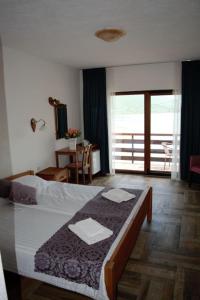 奥赫里德Villa Scandik Ohrid的一间卧室配有一张床,上面有两条毛巾