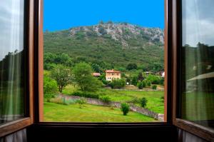 奥维多Casa vacacional Las Viñas的窗户享有山景。