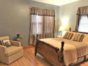 奥马哈Home near Zoo/College World Series/Downtown的卧室配有床、椅子和窗户。