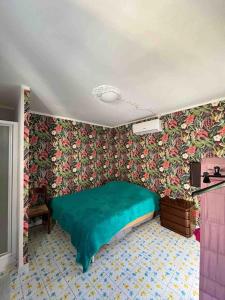 CaccamoTenuta Balabaia, Townhouse.的一间卧室配有绿色的床和花卉壁纸