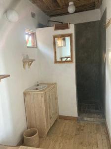 Nkhata BaySoul Rebel Lodge & Backpackers的一间带水槽和镜子的浴室