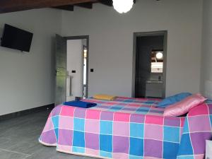 桑坦德Casa San Miguel 93 santander的一间卧室配有一张带彩色毯子的床