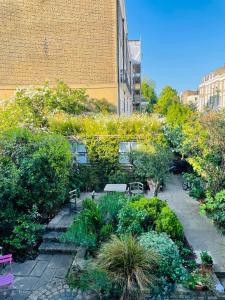 伦敦卡姆登镇花园小屋旅馆的城市里种有长椅和植物的花园
