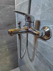谢尼察Apartman HAX的浴室内装有金属淋浴水龙头