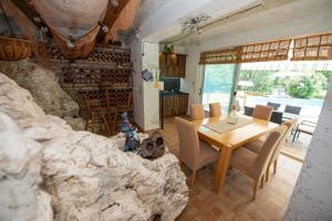布拉加伊Villa Kosor Spring的一间设有桌子和石墙的用餐室