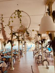 佩斯基奇Villa Ialillo的餐厅设有桌椅和吊灯。