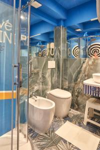里米尼Hotel Adriatica sul Mare的一间带卫生间和水槽的浴室