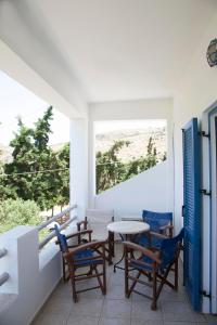 Agios DimitriosΟ Μήλας的设有一个配有桌椅并享有美景的阳台。