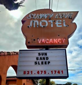 圣克鲁兹Sunny Cove Motel的带有阳光和睡眠标志的汽车旅馆放松标志